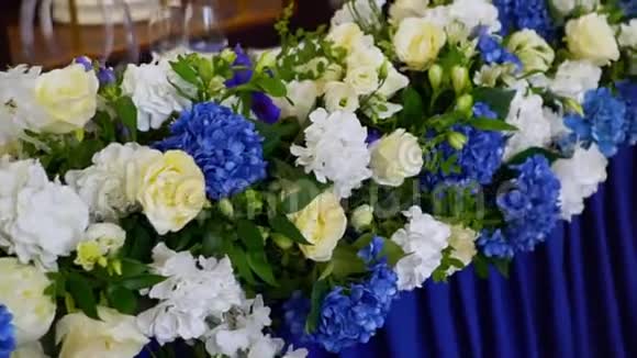 婚礼当天桌子上有漂亮的花主桌视频的预览图