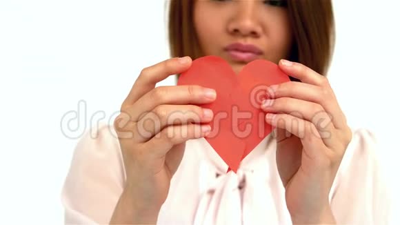 悲伤的女人把心脏的形状减半视频的预览图