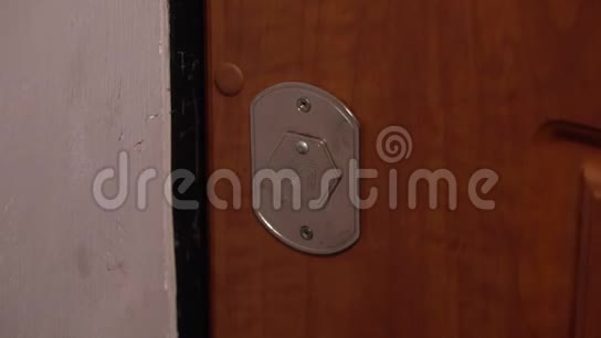 一个人用钥匙打开一房子的门然后进入视频的预览图