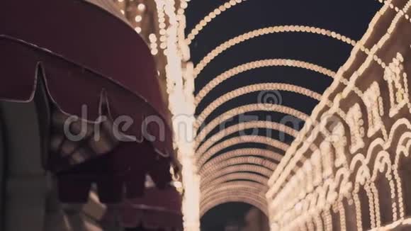 俄罗斯莫斯科12月6日Vetoshny巷用灯泡装饰圣诞节和新年庆祝活动视频的预览图