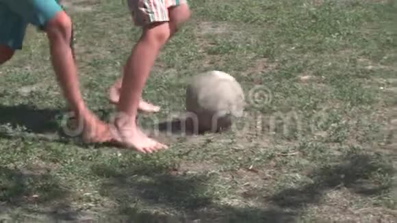 男孩在草地上踢足球视频的预览图