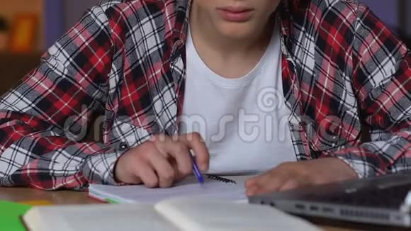 男青少年做家庭作业解决数学问题高中教育视频的预览图