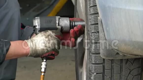 轮胎雇员用扳手拧开螺母视频的预览图