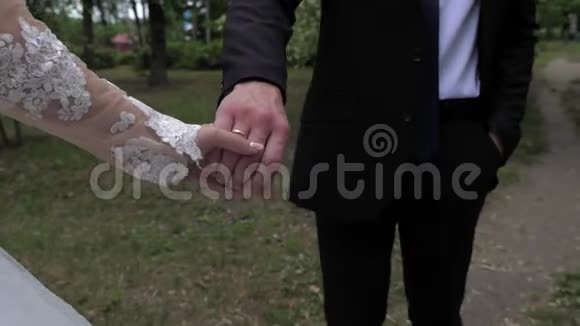 新娘和新郎牵着手走新娘穿着婚纱视频的预览图