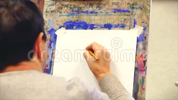 绘画过程在美术工作坊艺术家的手一个女艺术家的画画布上的素描视频的预览图