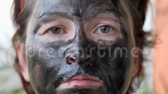 女性脸上布满了黑色面具视频的预览图