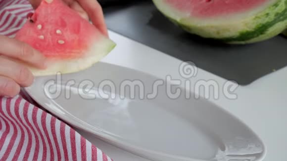 女性双手在白色盘子里端着熟西瓜片视频的预览图