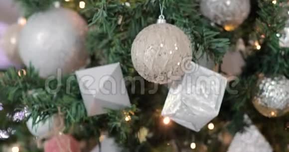 圣诞树上装饰着金银玩具和球新年风格视频的预览图