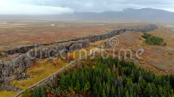 冰岛的秋季景观山背景上的岩石峡谷无人机射击视频的预览图