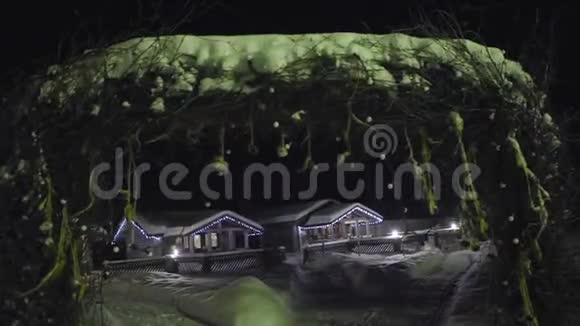 圣诞村的建筑在冬天的晚上用五颜六色的灯笼视频的预览图