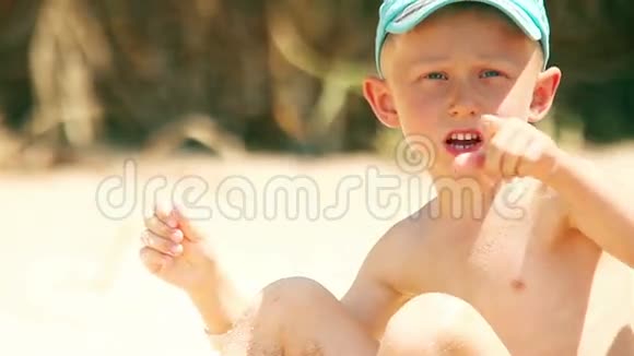 小男孩阳光海滩肖像视频的预览图
