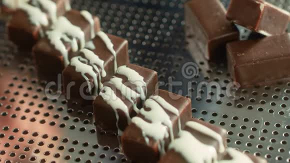 美味的糖果覆盖巧克力和糖霜倒入焦糖视频的预览图