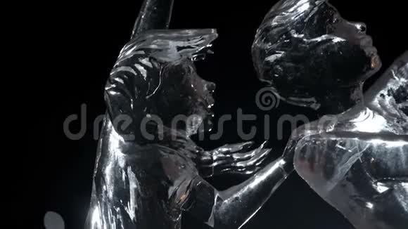 儿童玩风筝的冰雕俄罗斯的冰雕冰城的雕塑透明透明视频的预览图