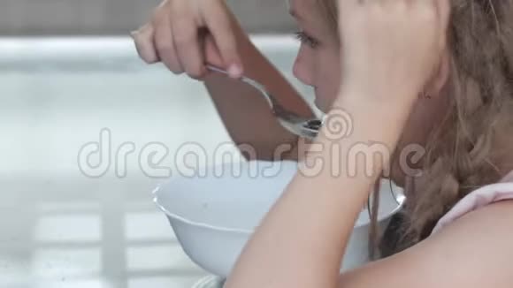 女孩用牛奶吃巧克力麦片视频的预览图