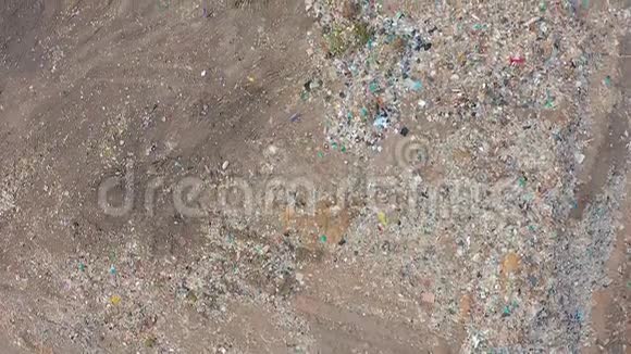 推土机把垃圾压在垃圾填埋场上人类生活的废物空中观景台视频的预览图
