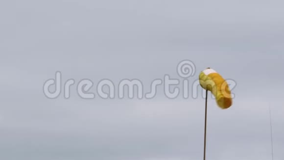 机场的风向标风向标在风中移动视频的预览图