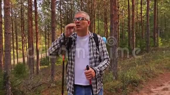 徒步旅行者在树林里求救视频的预览图