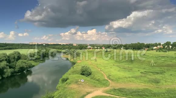 俄罗斯Zvenigorod附近的Moskva河和一个村庄在一个部分多云的夏天的空中拍摄视频的预览图