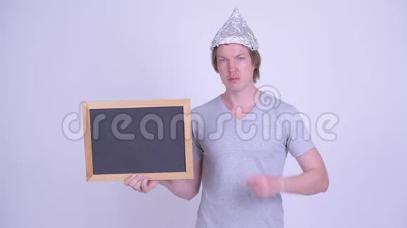 拿着锡箔帽指着黑板的年轻人视频的预览图