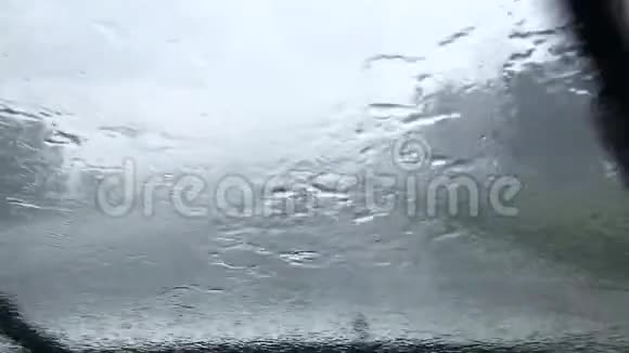 从车里排除了大雨视频的预览图
