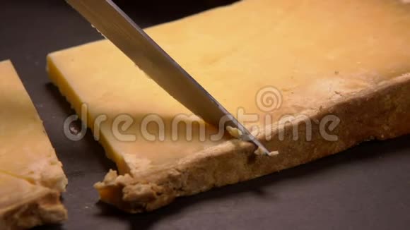 用刀切的硬山羊奶酪视频的预览图