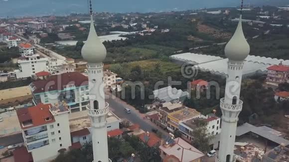 鸟瞰著名的清真寺和尖塔在城堡山与蓝天土耳其阿拉尼亚剪辑历史视频的预览图