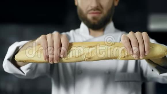 厨师慢动作打破法式面包特写面包师手破面包视频的预览图