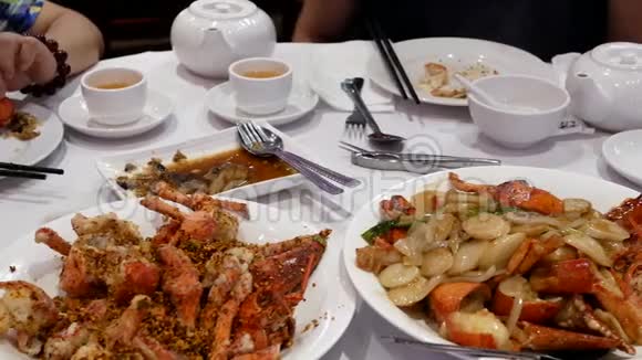 人们吃炸龙虾和喝蒸汽茶的运动视频的预览图