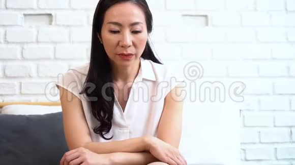 中年亚洲女性抑郁症视频的预览图