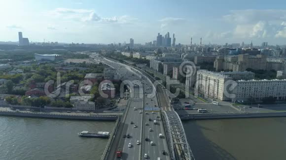 莫斯科Moskva河和第三条交通环路的鸟瞰图视频的预览图
