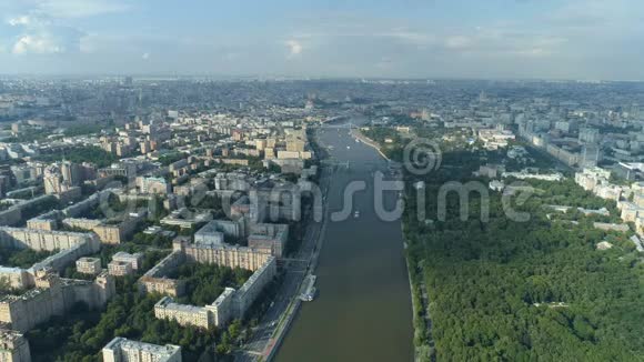 莫斯克瓦河高尔基公园和莫斯科城市景观的鸟瞰图视频的预览图