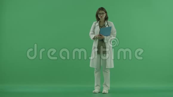 医生指着绿色屏幕上的东西在绿色屏幕上显示拇指视频的预览图