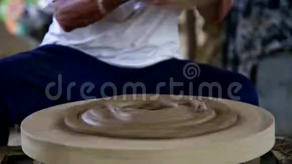 特写陶工用金属环研磨大陶瓷容器视频的预览图