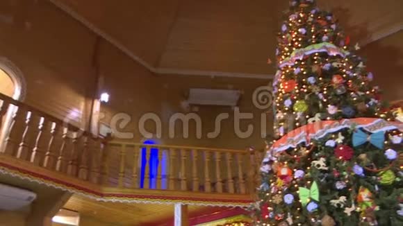 木屋里的圣诞树圣诞树上装饰着灯视频的预览图