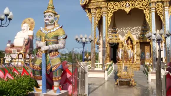 亚洲寺庙附近五颜六色的雕像东方乡村晴天观赏佛寺霍蒂雕像在外面视频的预览图