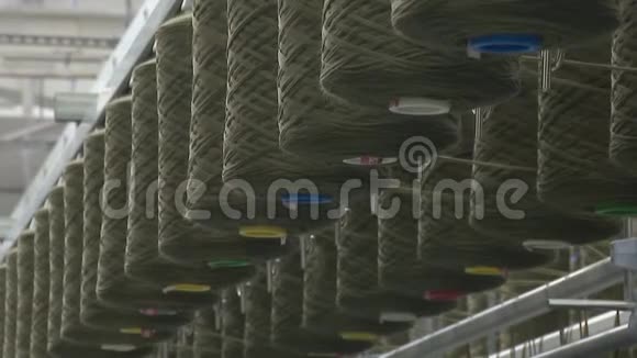 工厂生产服装面料大线轴供给地毯视频的预览图