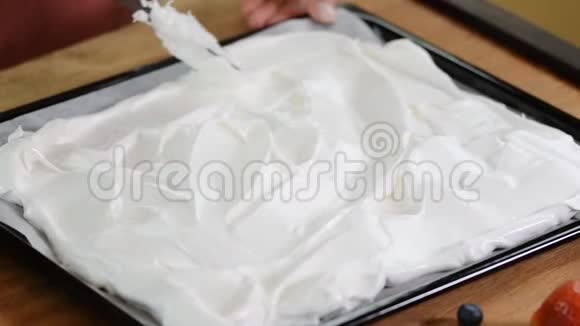 烹饪面饼糕点厨师将面饼铺在烤盘上视频的预览图