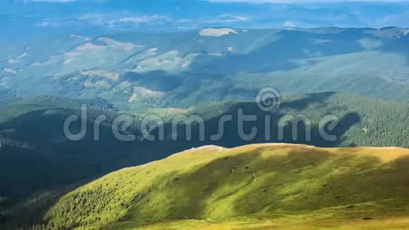 喀尔巴阡山脉的时间推移视图空中观景台一座山的风景上景云层上的阴影视频的预览图
