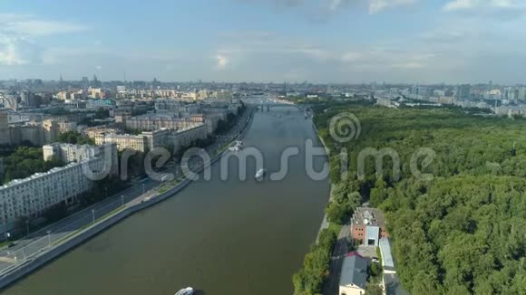 莫斯克瓦河高尔基公园和莫斯科城市景观的鸟瞰图视频的预览图