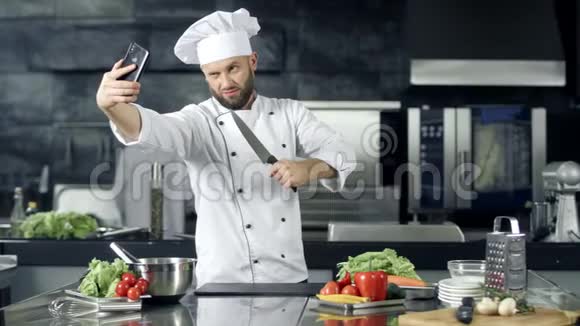 男厨师在厨房自拍照片有刀的专业厨师视频的预览图