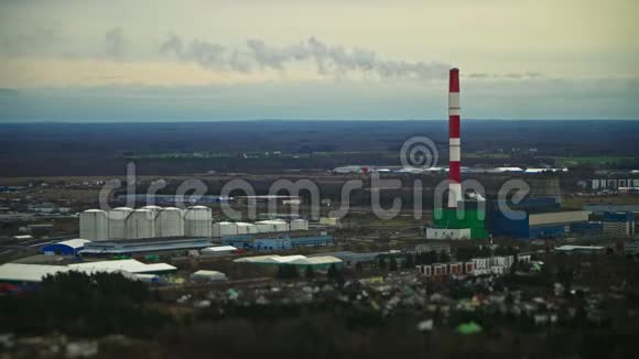塔林附近Iru发电厂的鸟瞰图视频的预览图
