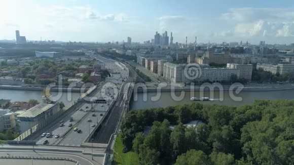 莫斯科Moskva河和第三条交通环路的鸟瞰图视频的预览图