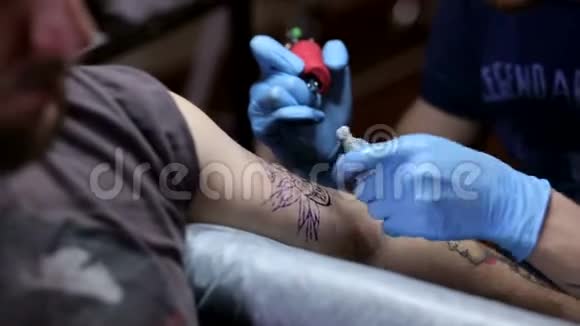 人手臂上产生纹身过程视频的预览图