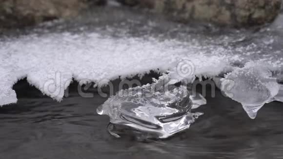 小溪上的椭圆形冰柱视频的预览图