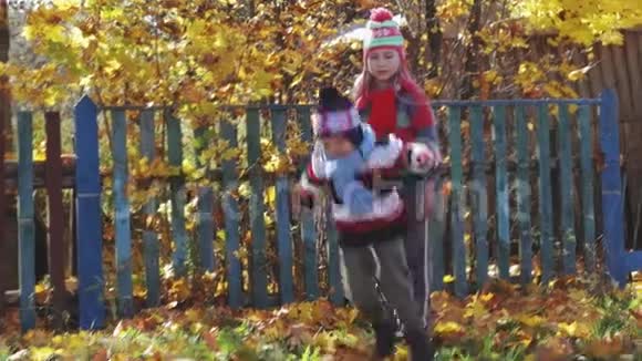 一个乡下小男孩在森林里的黄叶子上跳跃在新鲜的空气中视频的预览图