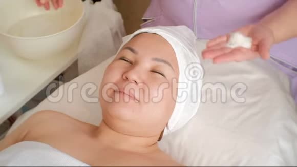 在美容院做手术的亚洲女孩按摩年轻化清洁肌肤美容师洗手视频的预览图