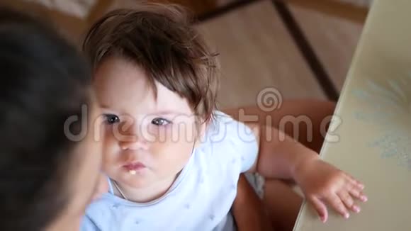 一个小孩子在玩勺子旧厨房玩具亲密的婴儿手玩木勺和锅宝宝厨师视频的预览图