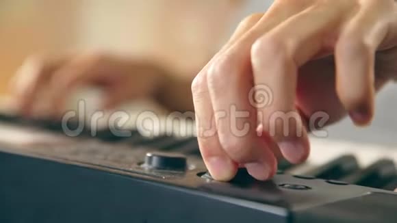 音乐家调整键盘的手视频的预览图