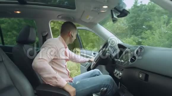 自信男司机在车上系安全带视频的预览图
