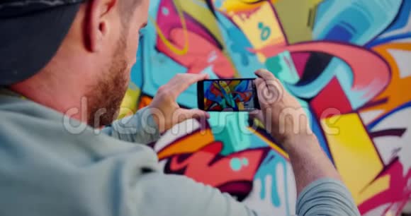 涂鸦艺术家用手机4k拍涂鸦墙视频的预览图